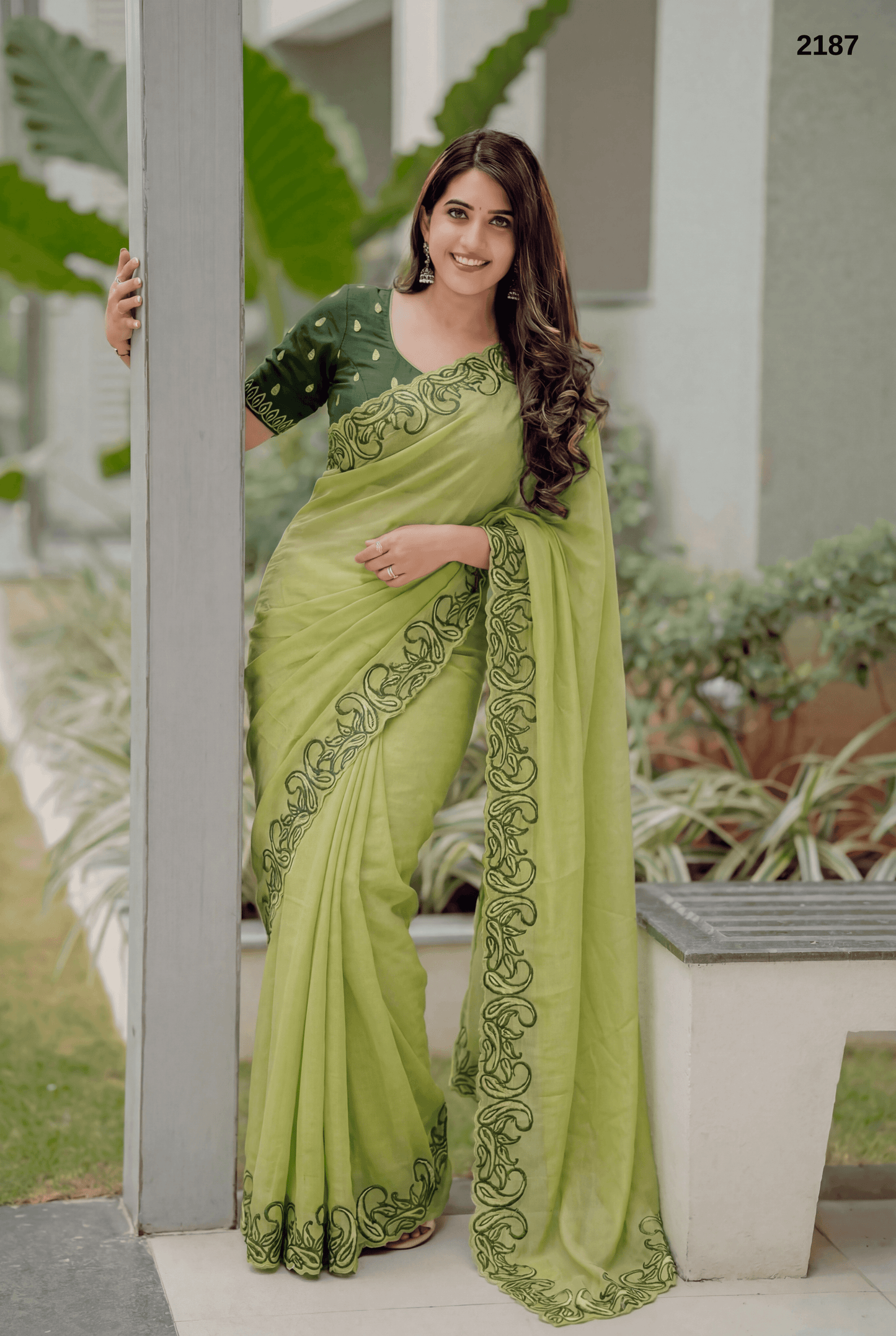 Elegant Crunchy Chiffon Saree with Embroidered Border – Lightweight & Premium Look